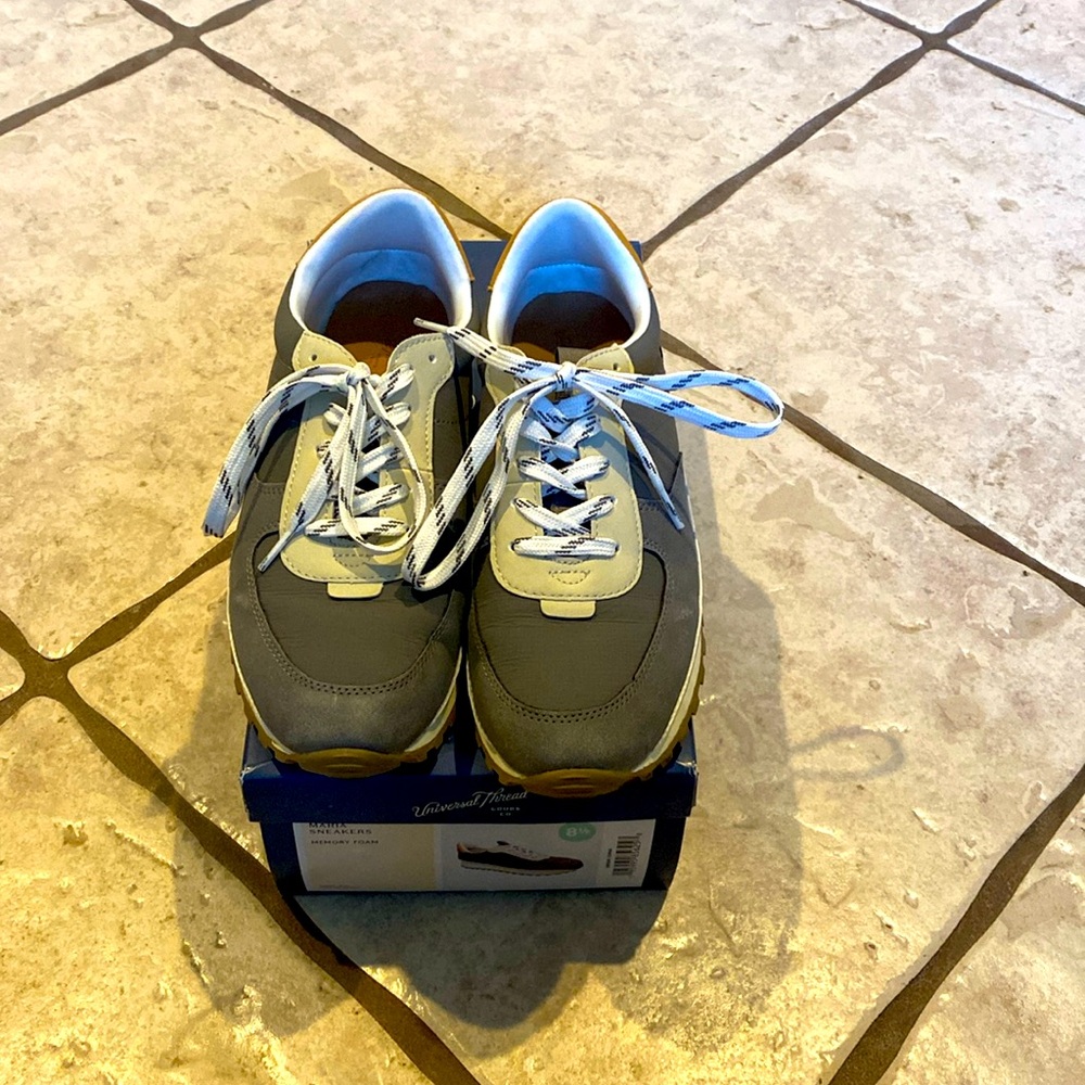 Like New Universal Thread Maria Sneakers - Size 8.5